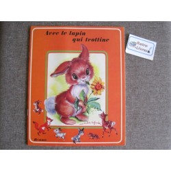 Avec le lapin qui trottine